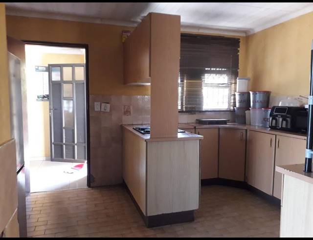 4 BEDROOM HOUSE FOR SALE IN UMLAZI J